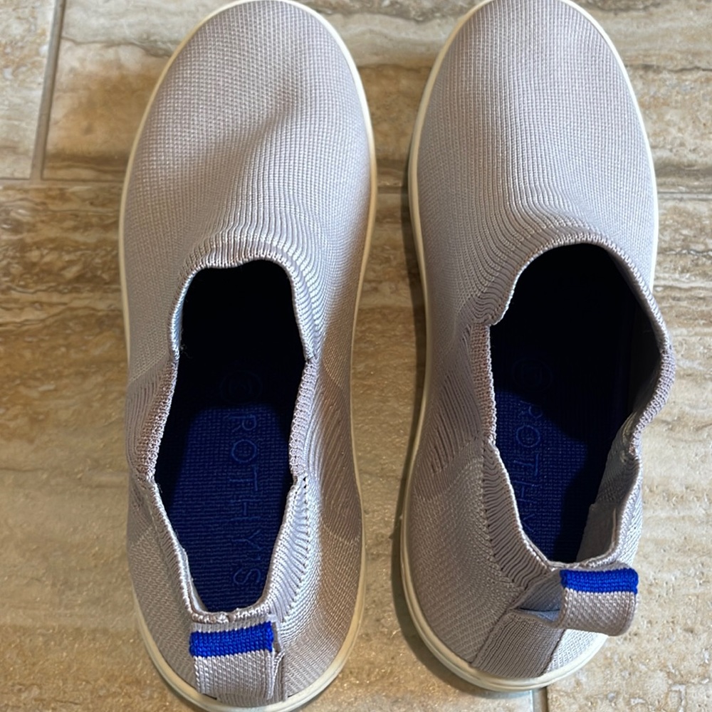 Rothy’s womens “The Chelsea” sneaker in lilac color. Size 9